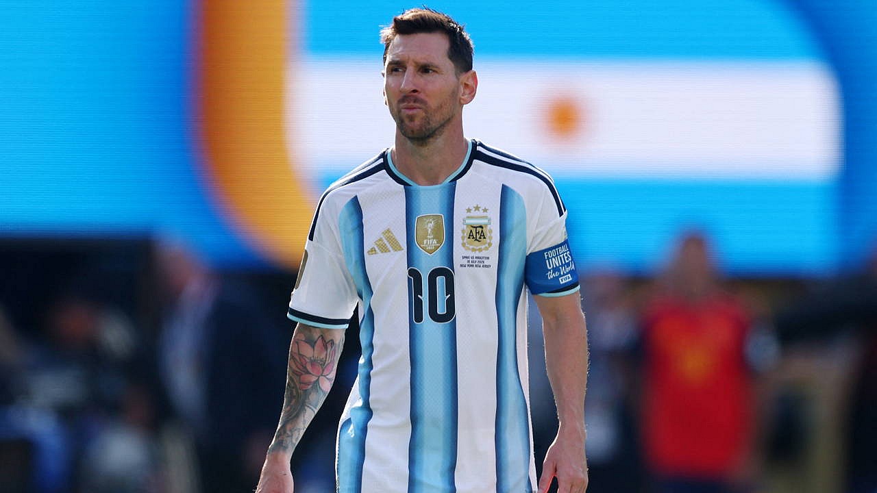 Lionel Messi İspanya'da Eldense kulübünü satın alıyor