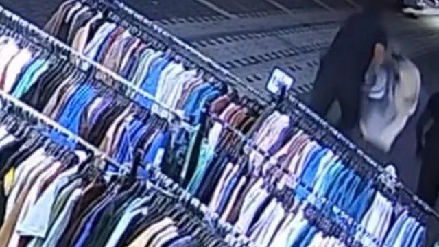 Bursa'da mağaza önündeki tişörtleri çalan 2 kişi yakalandı