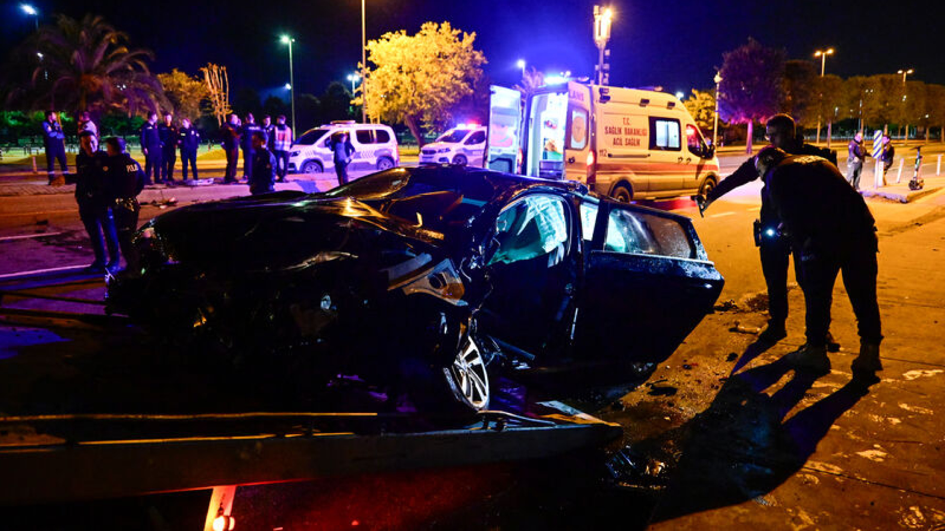 Maltepe'de iki otomobilin çarpışması sonucu 9 yaralı