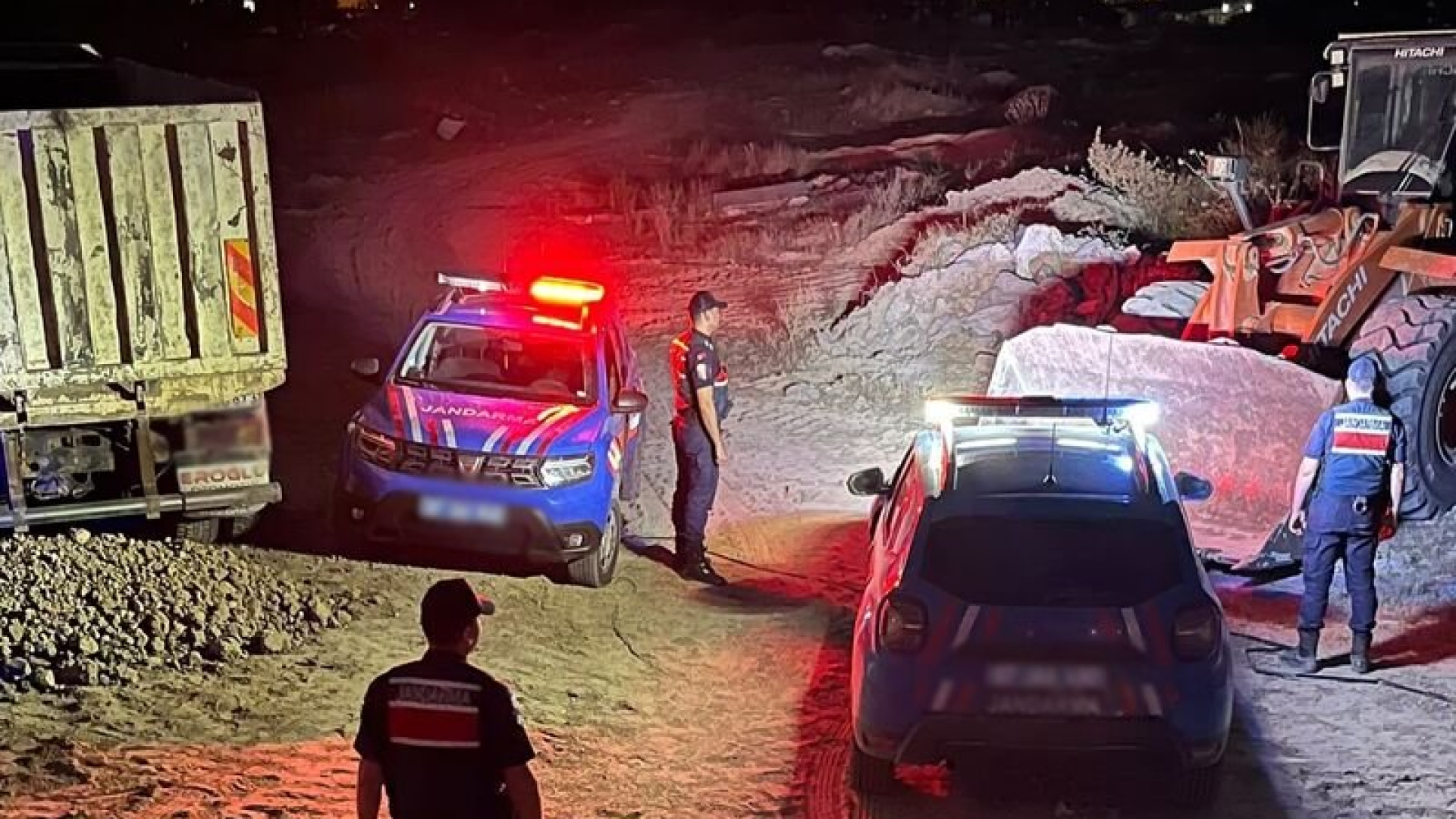 Manavgat'ta kaçak kum operasyonunda 3 kişi gözaltına alındı