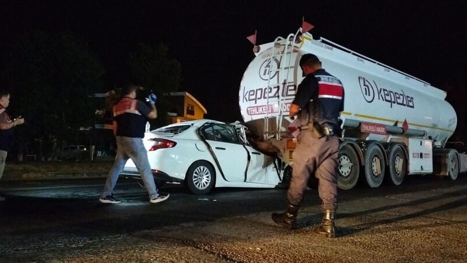 Manavgat'ta otomobil TIR'a çarptı, 1 kişi hayatını kaybetti