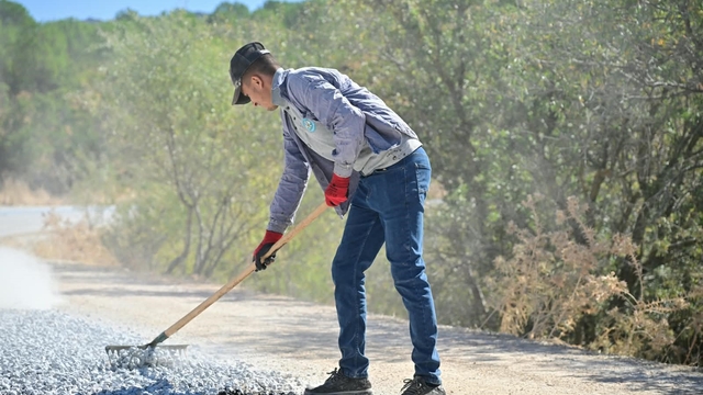 Manisa Büyükşehir'in 10 mahalleye yeni yolu açıldı
