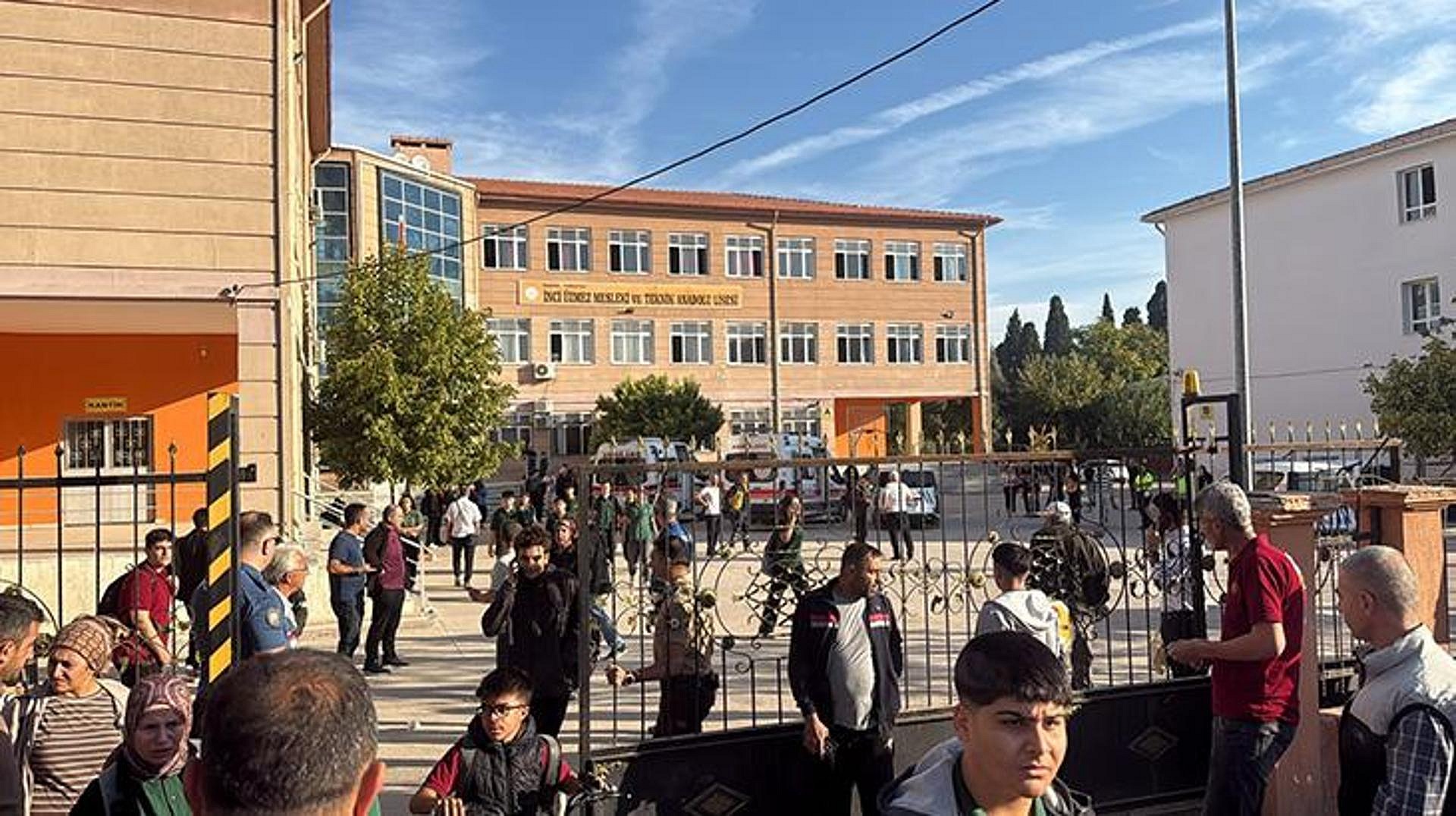 Manisa'da okul önünde silahlı saldırı: 8 kişi etkilendi
