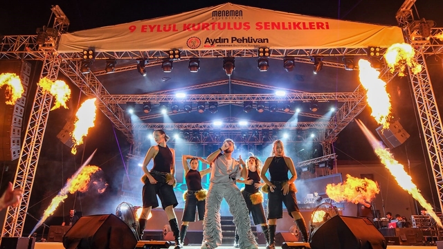 Menemen'de Kurtuluş Şenliği'nde Sefo rüzgarı esti