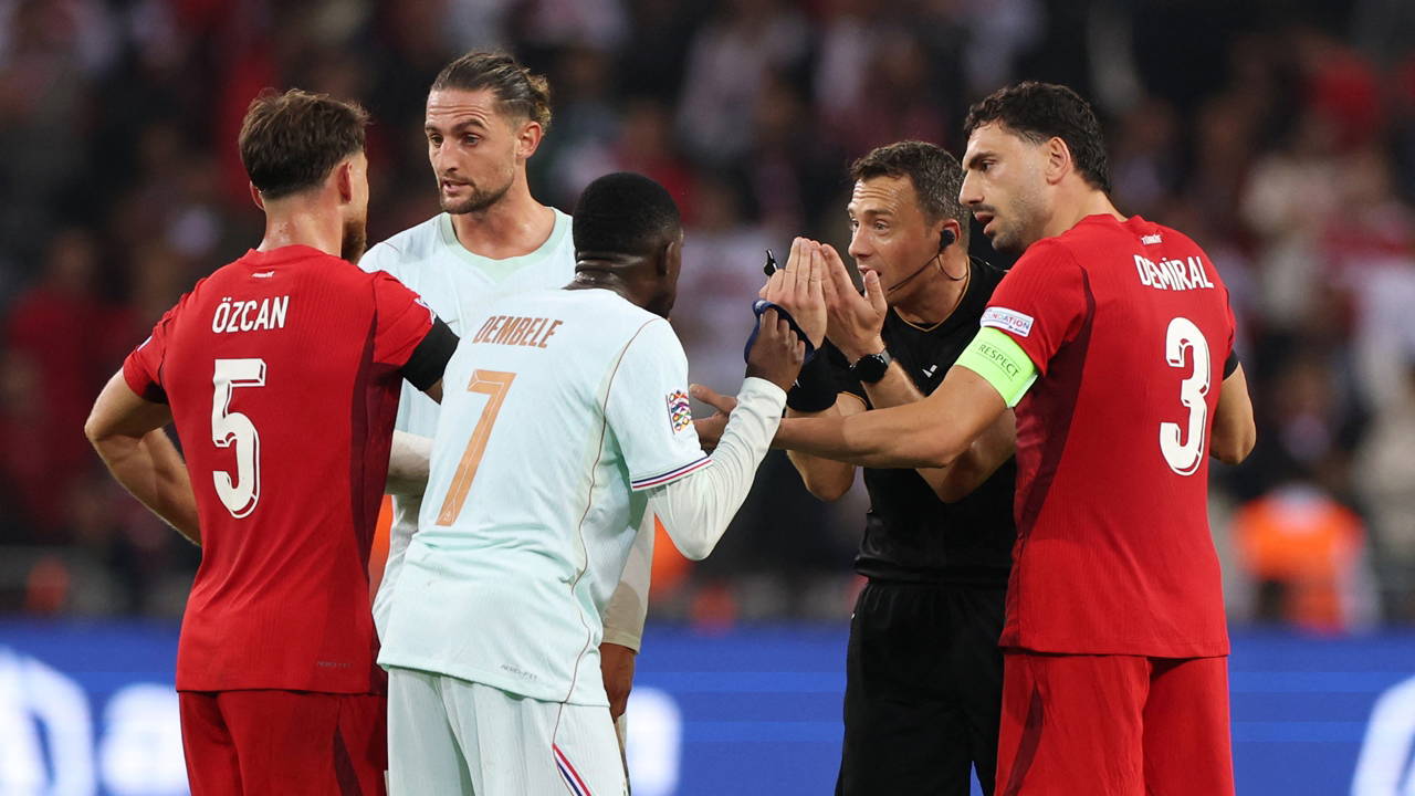 Merih Demiral'dan kırmızı kart yorumu: Hakem emin değildi