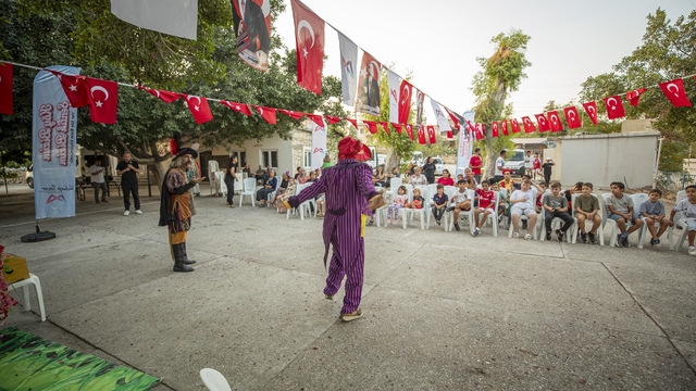 Mersin'de çocuklar köy meydanında eğlendi
