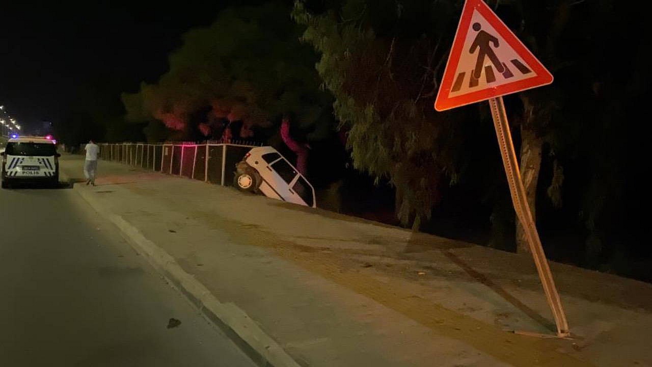 Mersin'de kaza yapan otomobil asılı kaldı, 2 yaralı