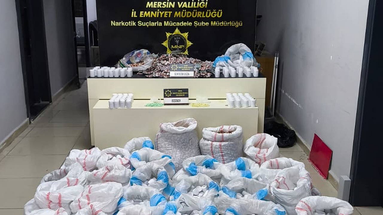 Mersin'de minibüsten 256 bin hap ele geçirildi, 2 tutuklandı