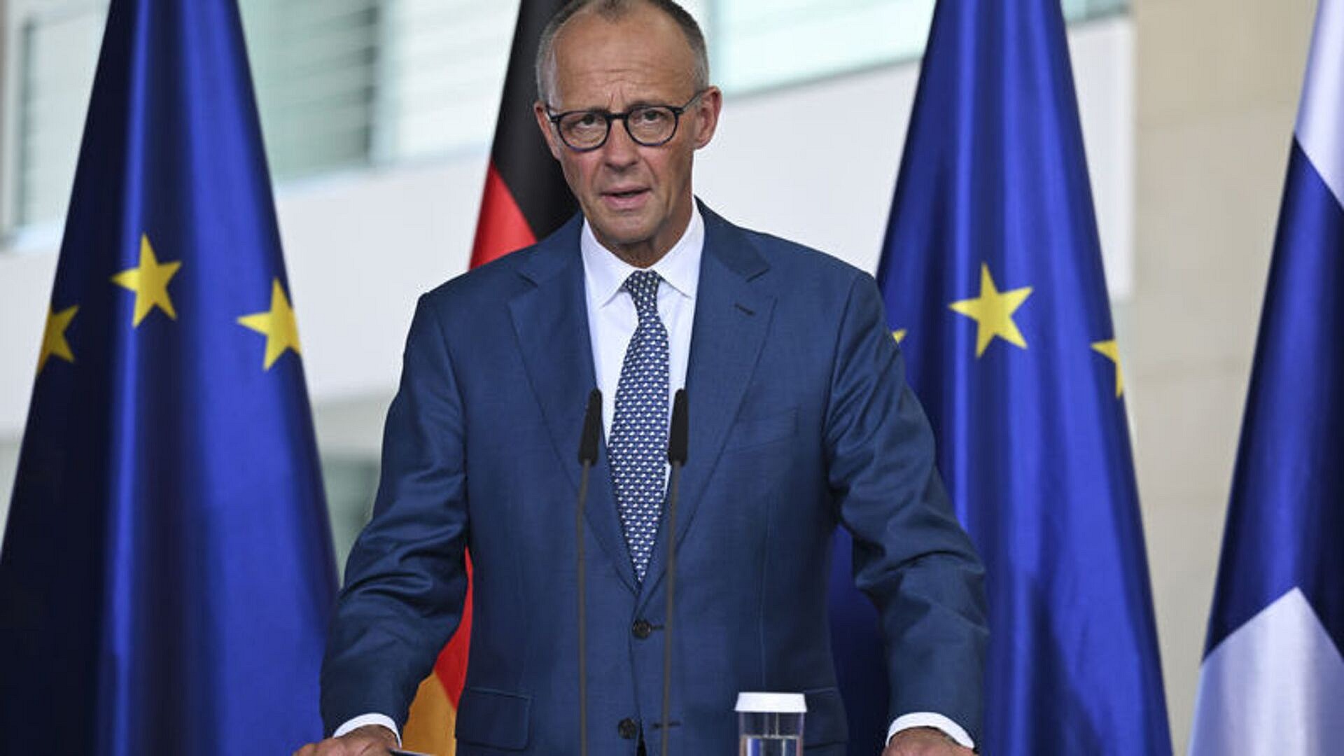 Merkel, göçmen kökenlilere karşı AfD'yi eleştirdi