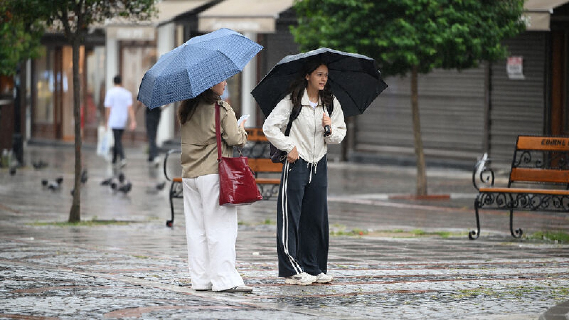Meteoroloji'den sağanak yağmur uyarısı ve sıcaklık düşüşü