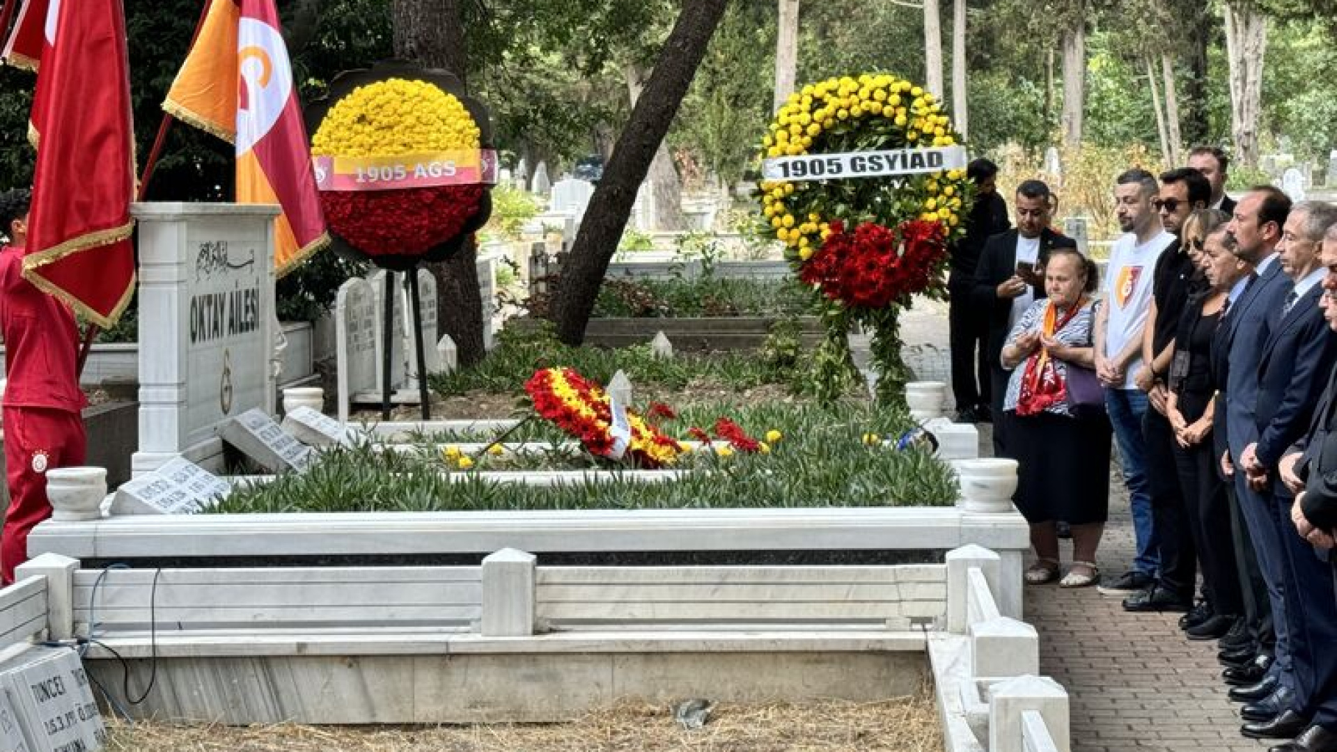 Metin Oktay, kabri başında anma töreniyle anıldı