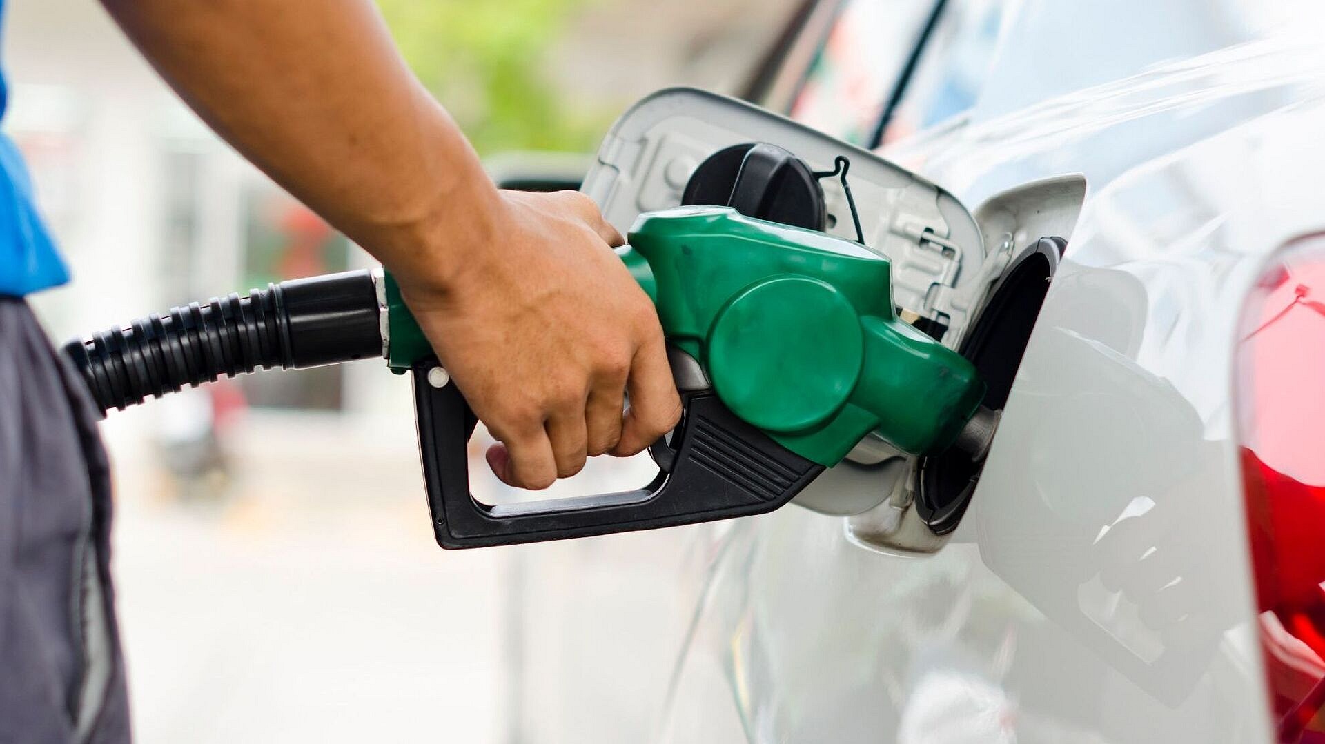 Motorin litre fiyatı 100 TL'yi geçti, zam oranı 4,70 TL
