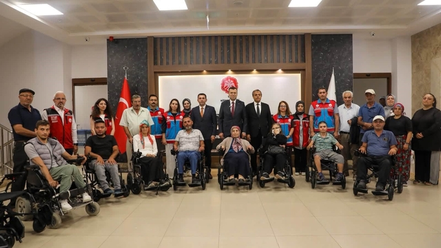 Niğde'de engelli bireylere 21 akülü sandalye verildi