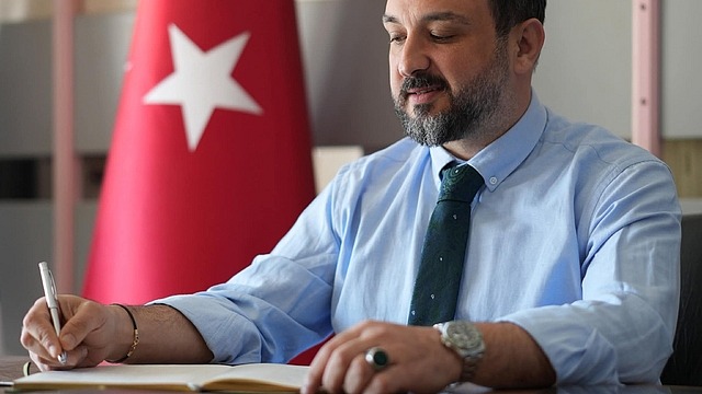 Otomobil ile çarpışan motosiklet sürücüsü ağır yaralandı