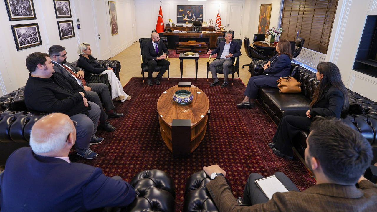Özgür Özel, ÇGD heyetini YENİ Parti merkezinde ağırladı