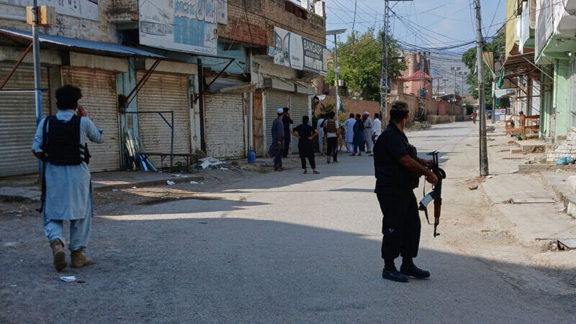 Pakistan'da cami yakınında bombalı saldırı: 15 ölü