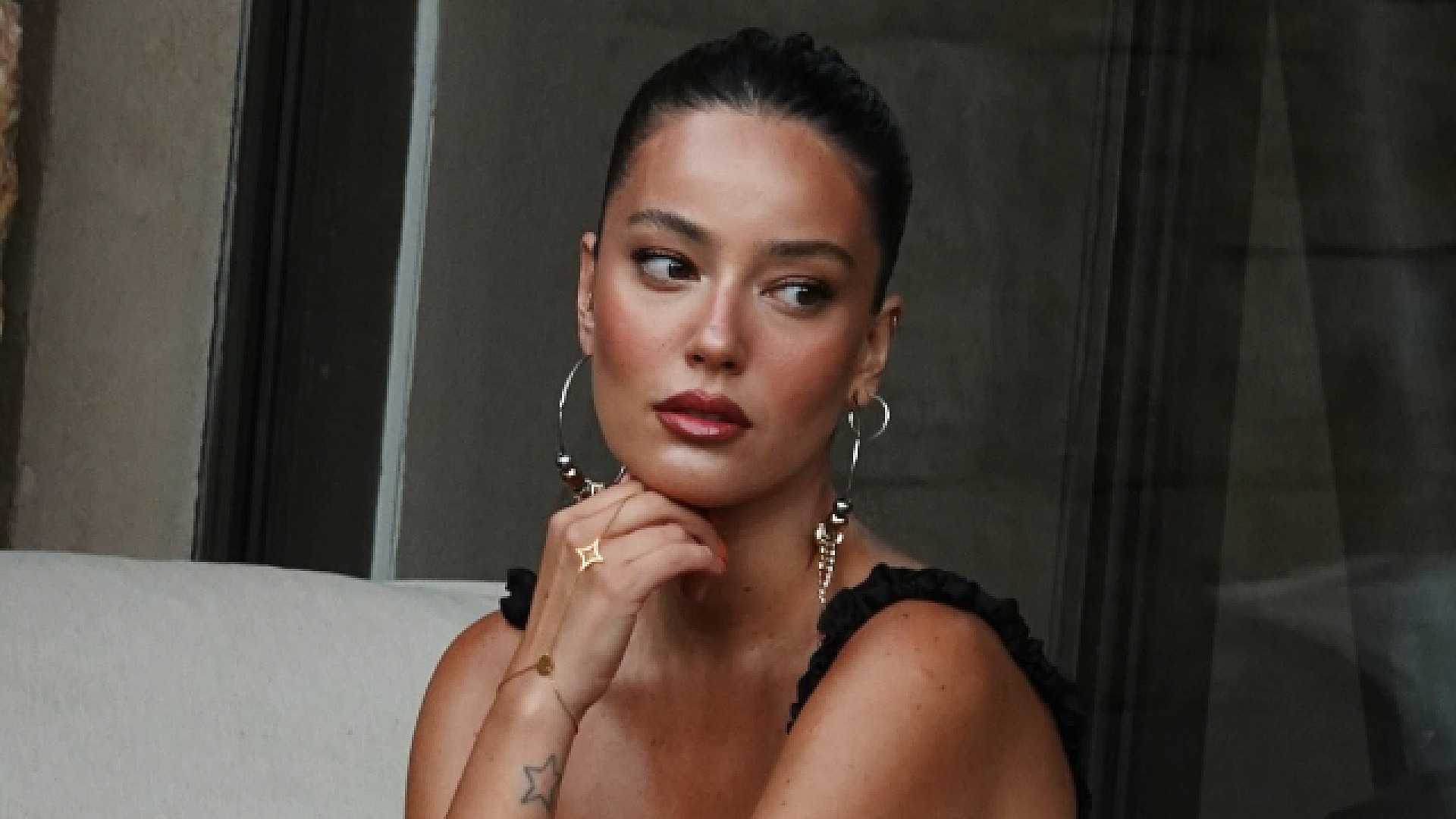 Pelin Akil, evlilik iddialarına sosyal medyadan yanıt verdi