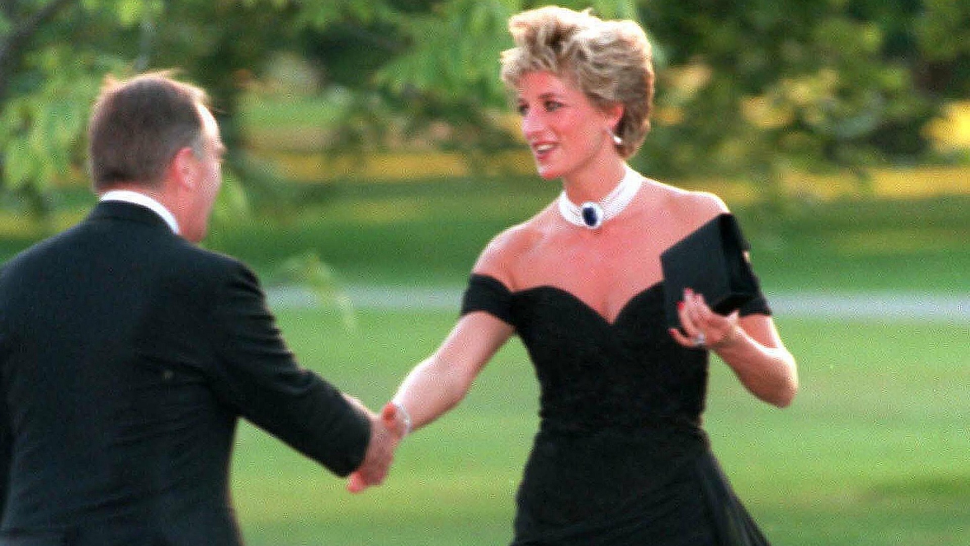 Prenses Diana'nın ikonik elbisesi müzayedeye çıkıyor