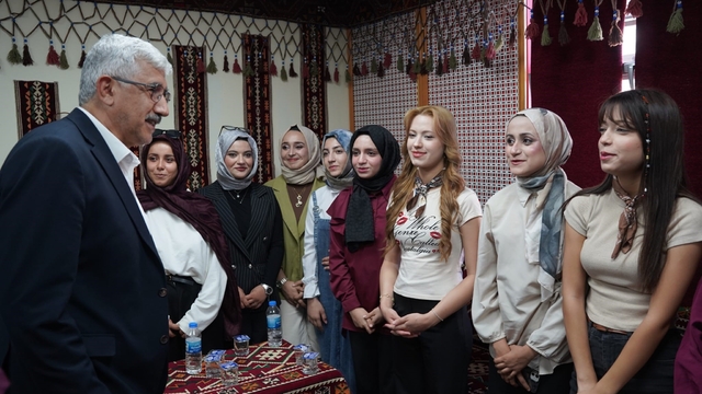 Prof. Dr. Hasari Çelebi, Kahta'da gençlerle bir araya geldi