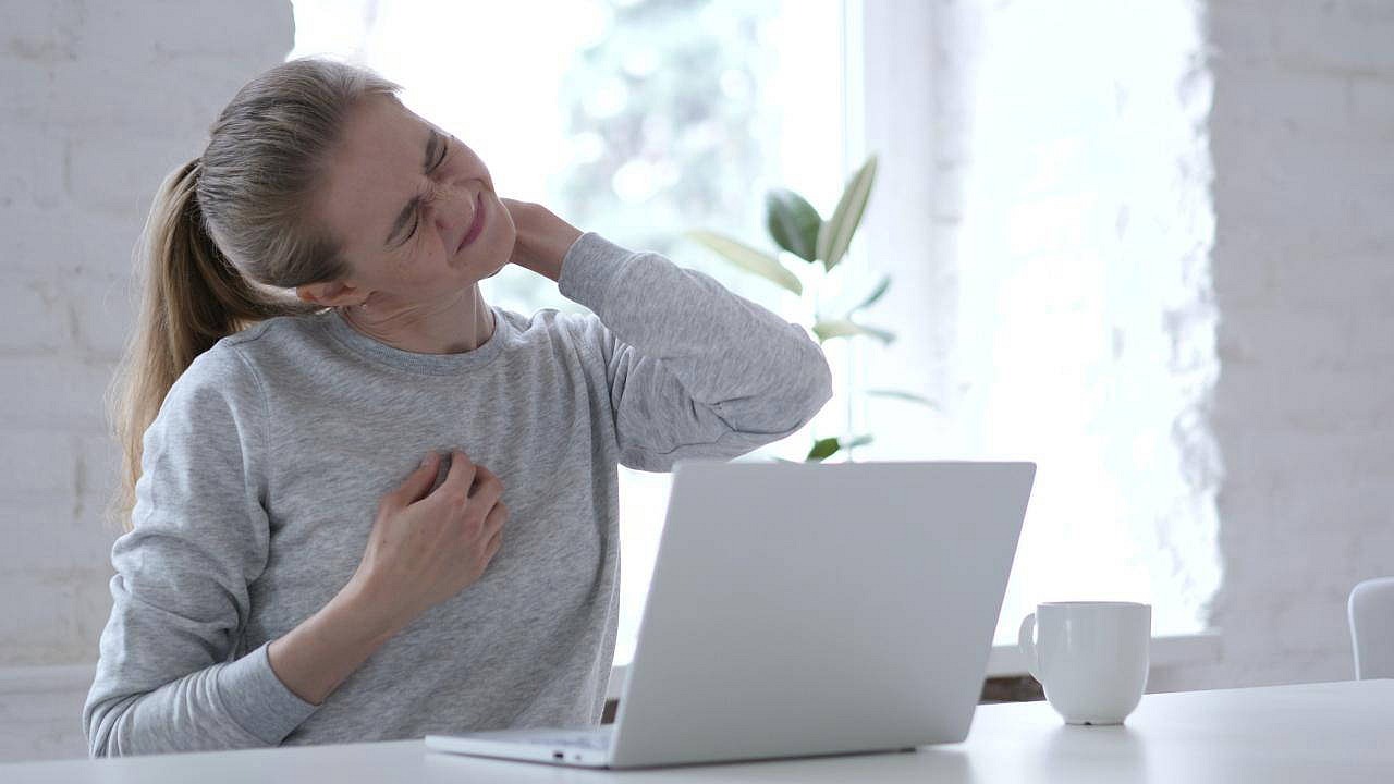 Sabahları boyun tutulmasını önlemek için 3 pratik yöntem