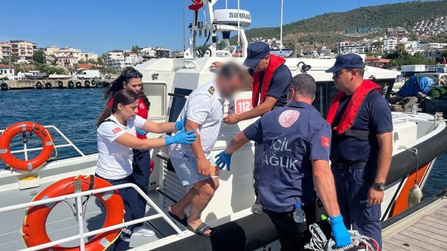 Sahil güvenlik, ticari yatta rahatsızlanan vatandaşı tahliye etti