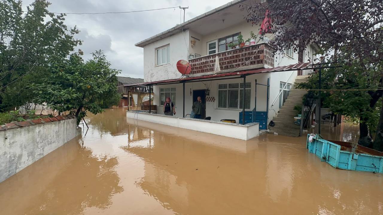 Sakarya'da sağanak yağış sonrası su baskınları meydana geldi
