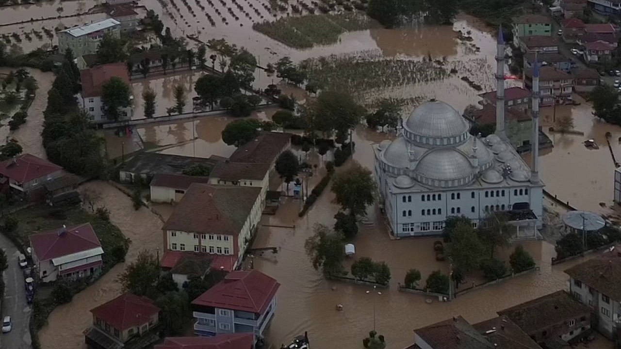 Sakarya'da sel felaketi: 18 okulda eğitime ara verildi