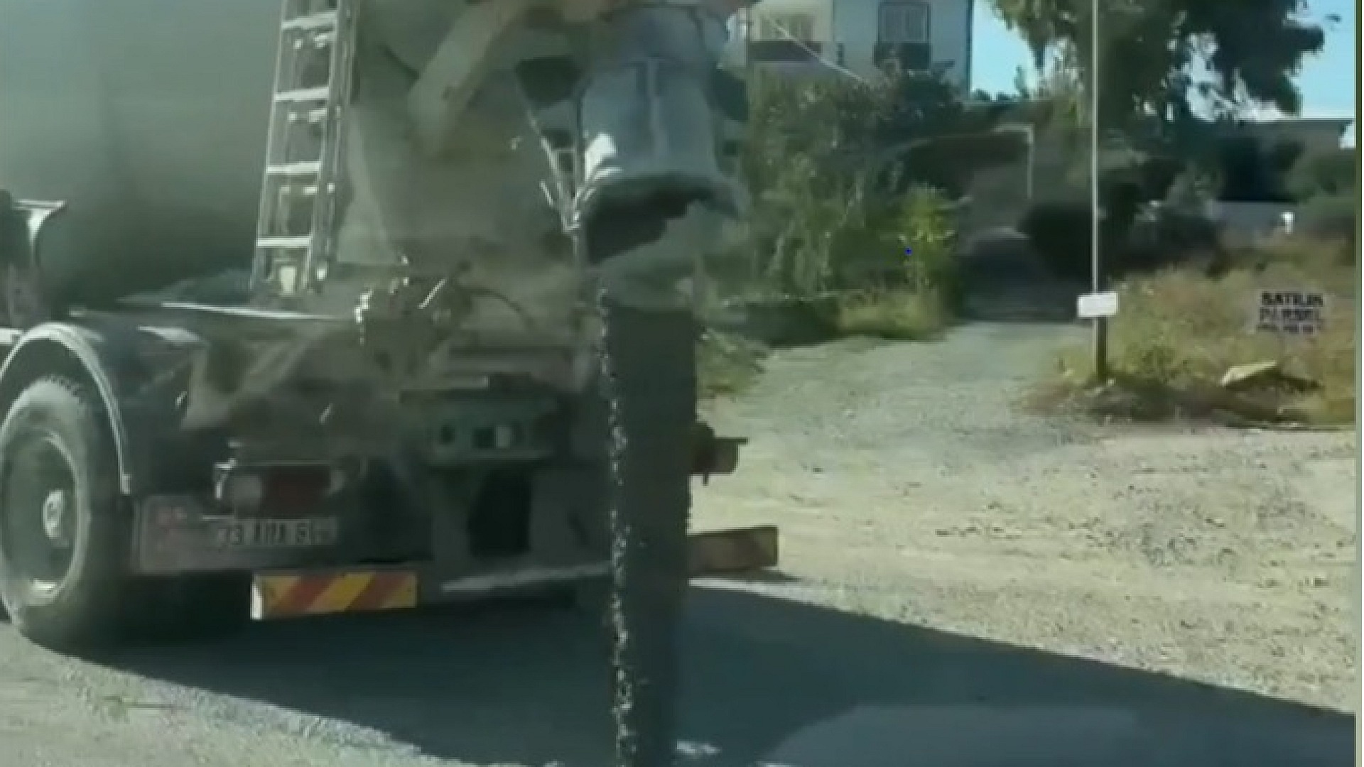 Samandağ'da beton mikseri yolda beton dökerek ilerledi