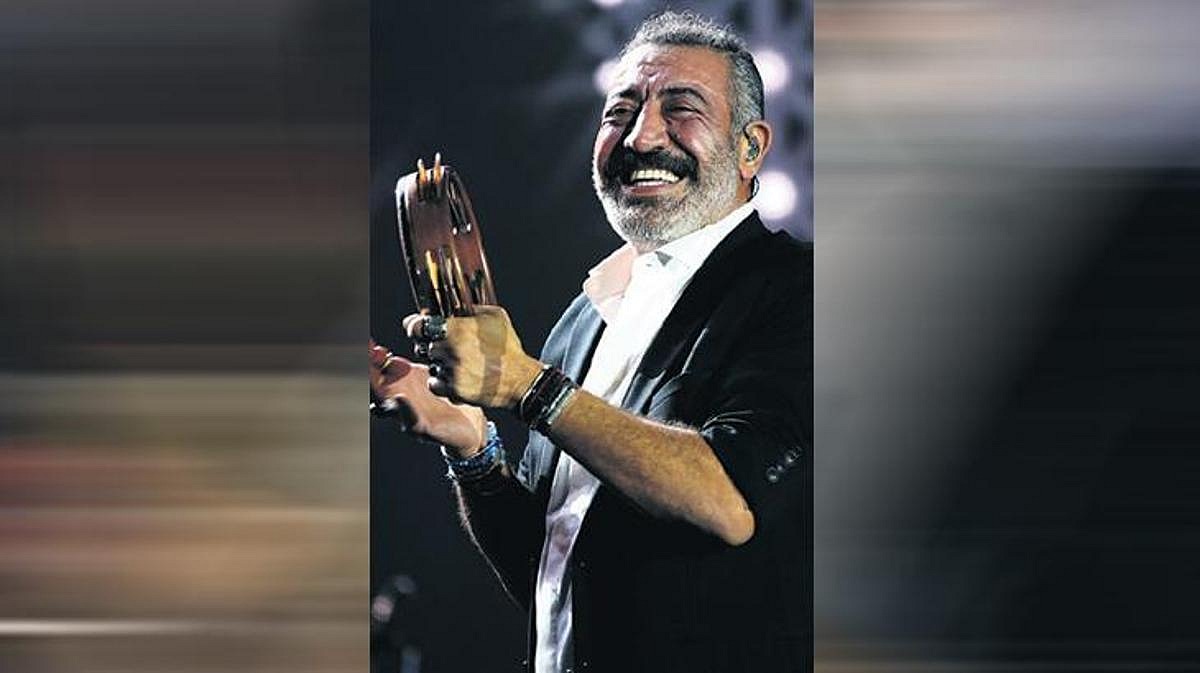 Sanatçı konserinde farklı dönemlerden eserler seslendirdi
