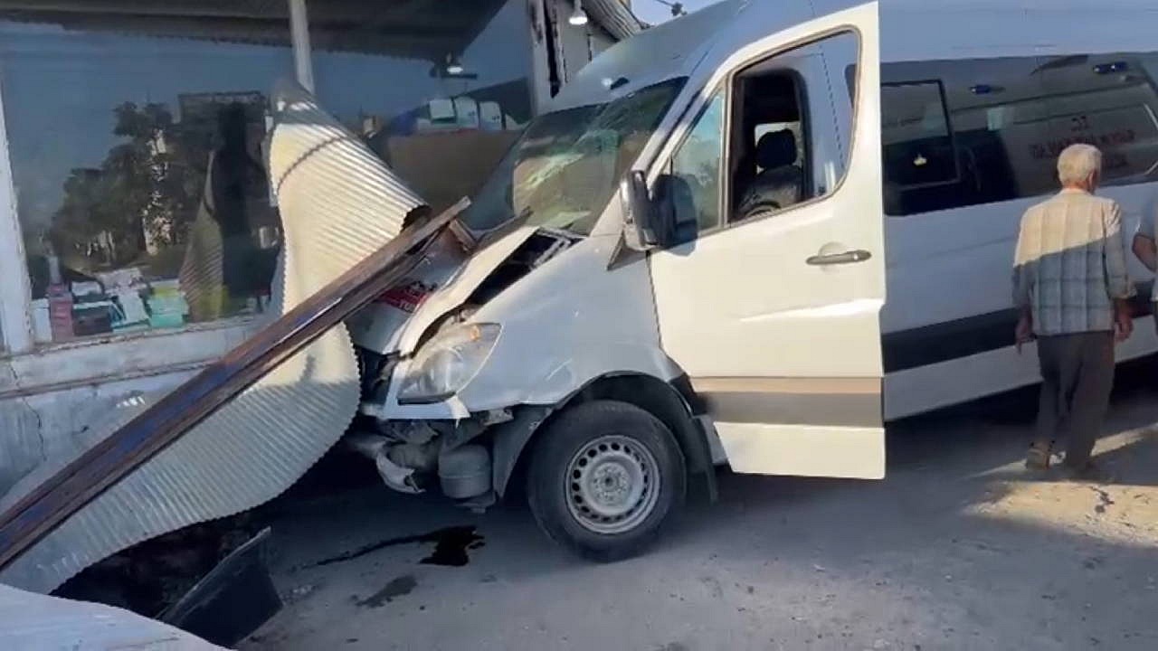 Şanlıurfa'da işçi servisi dükkana daldı, 10 kişi yaralandı