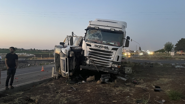 Şanlıurfa'da tır ile kamyonetin çarpışması sonucu 3 yaralı