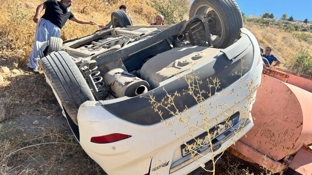 Besni'de şarampole yuvarlanan otomobildeki çift yaralandı