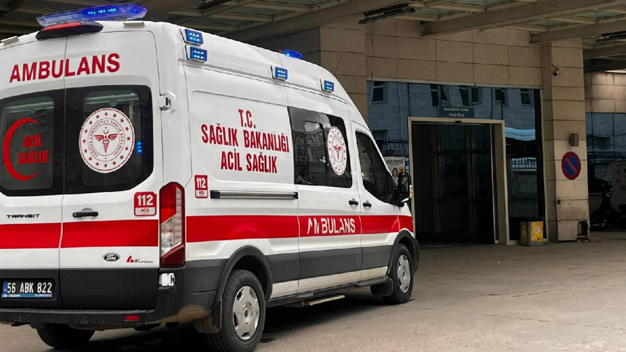 Siirt'te fıstık toplayan aracı devrildi, yaralılar var
