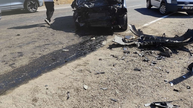 Siirt'te hafif ticari araç ve kamyonet çarpıştı: 4 yaralı