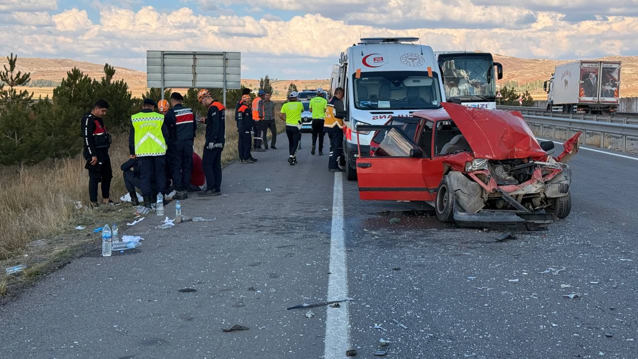 Sivas'ta kaza: otomobil TIR'a çarptı, 6 yaralı