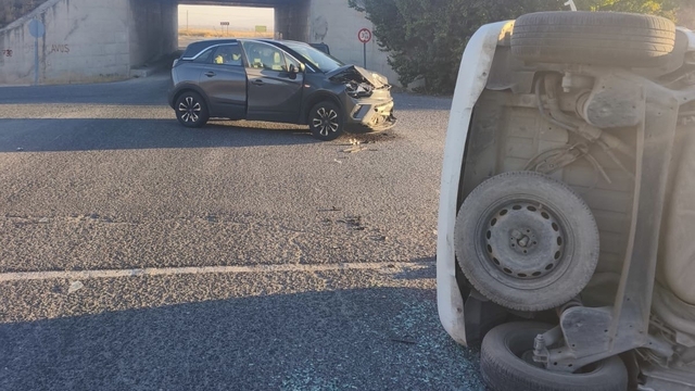 Sivrihisar'da kavşakta trafik kazasında araç devrildi