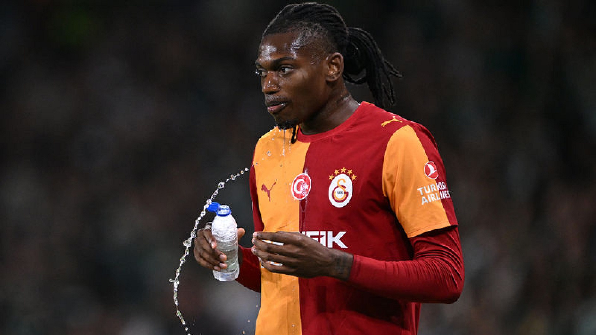 Galatasaray, Sporting'e 3-1 yenildi; Leao'ya protesto