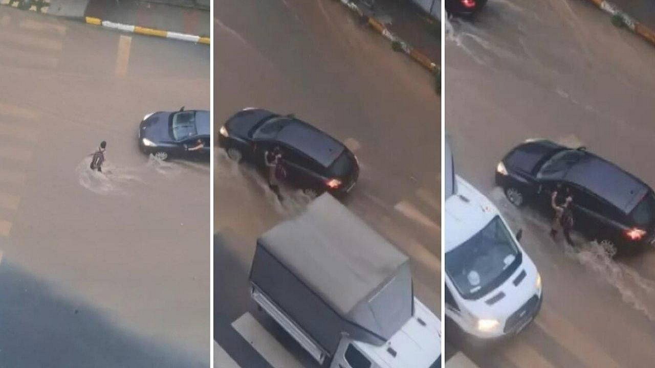 Sultanbeyli'de sağanak yağmurda çocuğa sürücü yardım etti