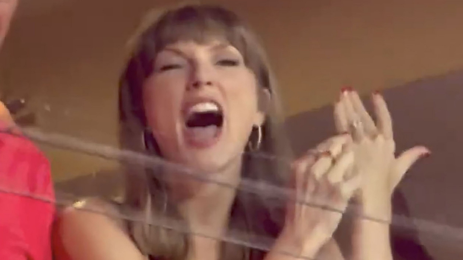 Taylor Swift, eşi Travis Kelce'yi maçta destekledi