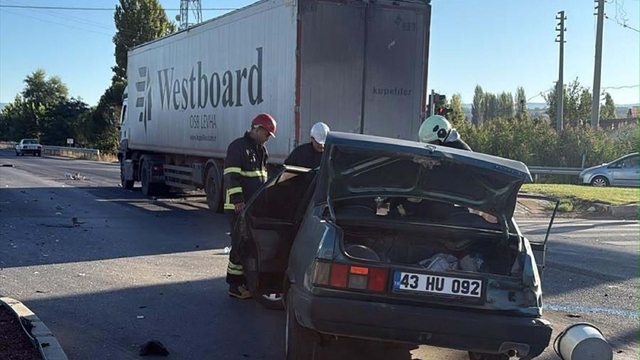 Kütahya'da TIR ile otomobil çarpıştı: 1 ağır, 2 yaralı