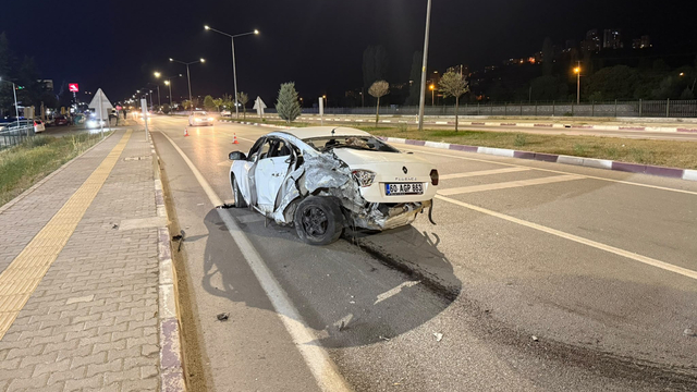 Tokat'ta kaza: karşı şeritteki araçla çarpıştı, 3 yaralı