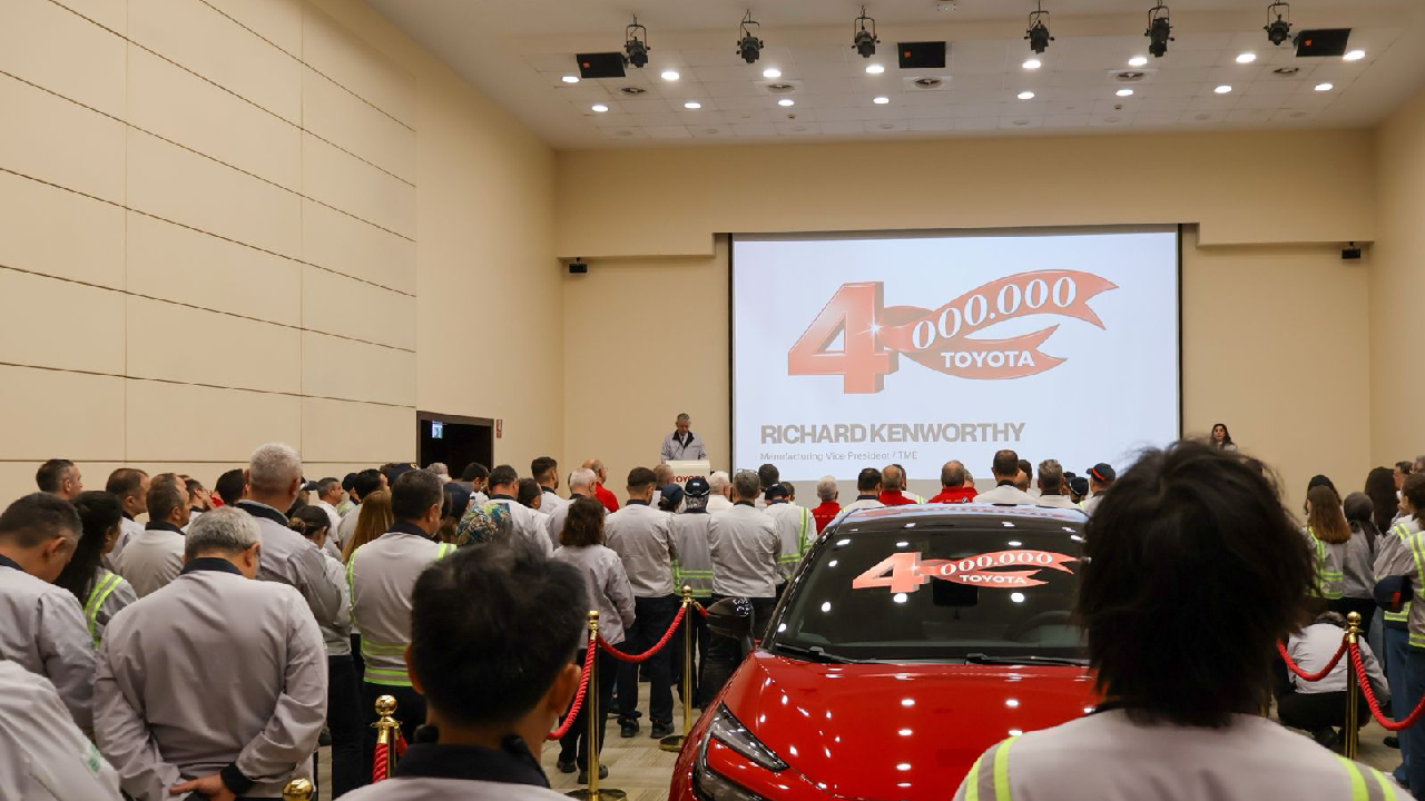 Toyota Türkiye 4 milyonuncu aracını Sakarya'da üretti