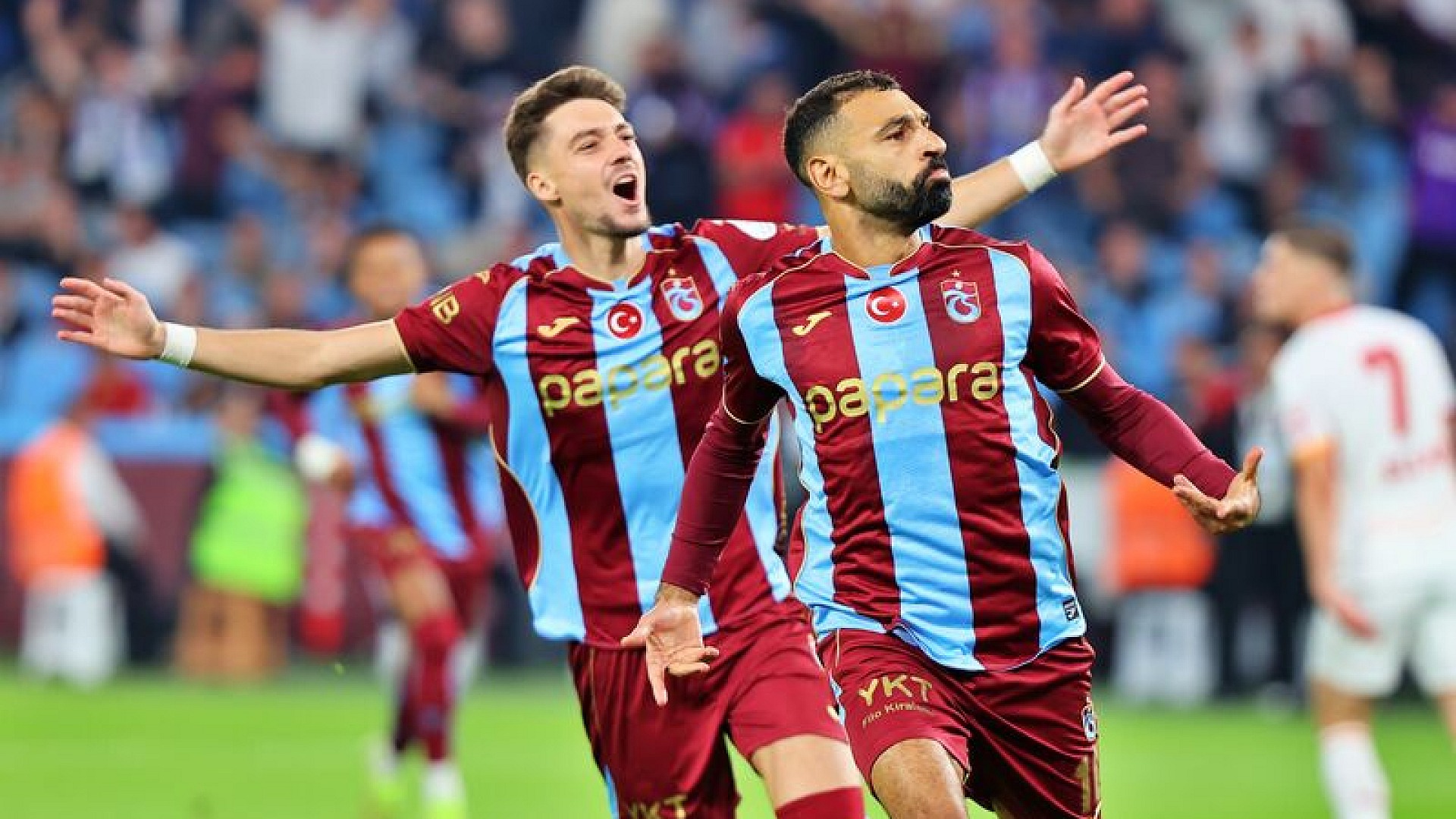 Trabzonspor, Galatasaray'ı 4-0 ile geçerek dikkat çekti