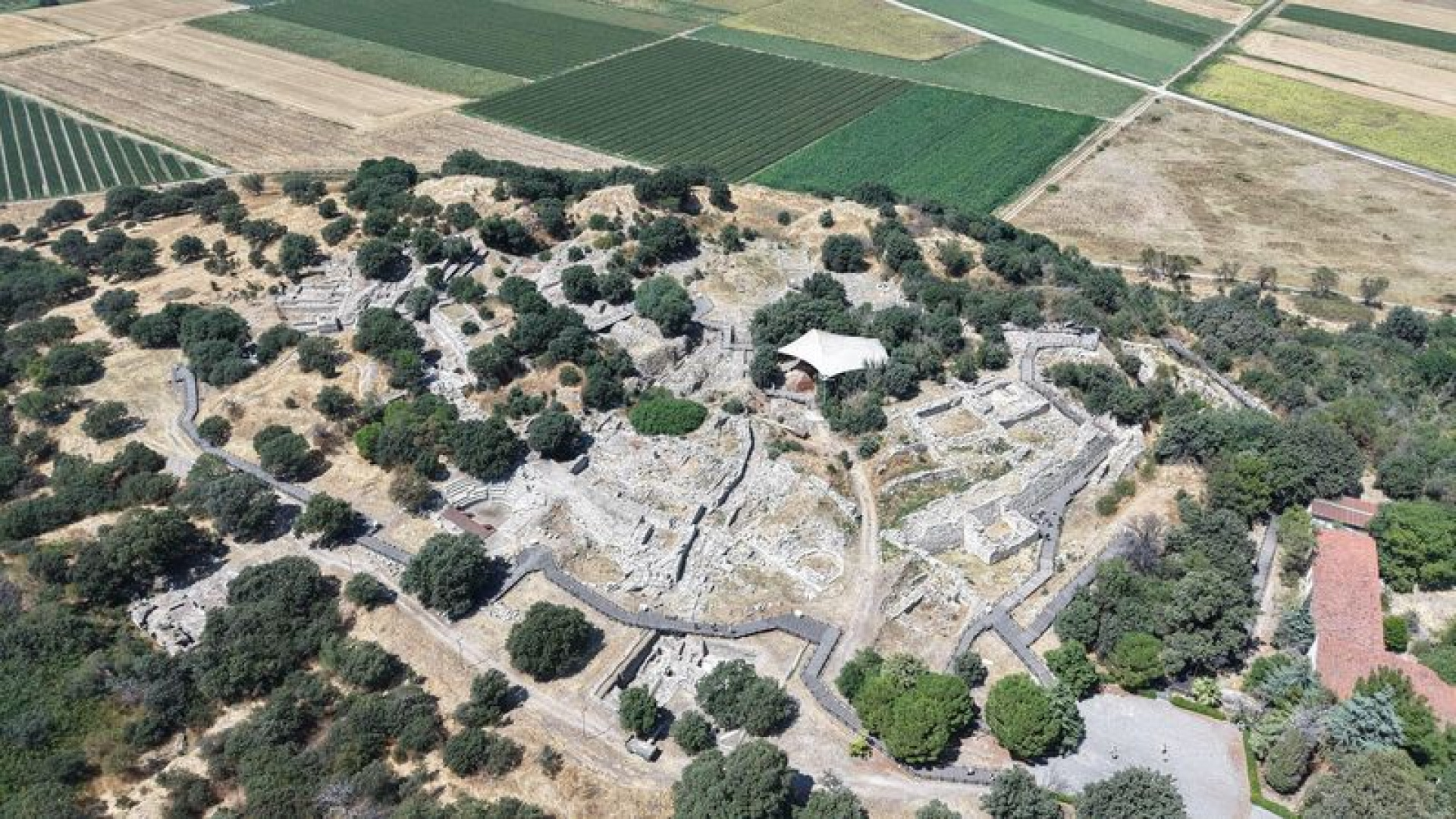 Troya'da 2 bin 800 yıllık agoranın kalıntıları bulunuyor