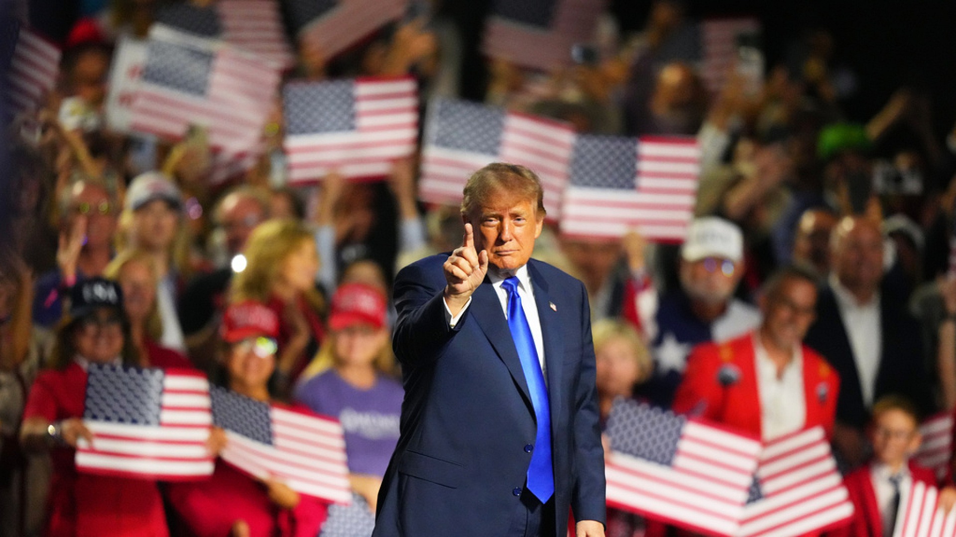 Trump, her Amerikalıya 5 bin dolar ödeme taahhüdünde bulundu