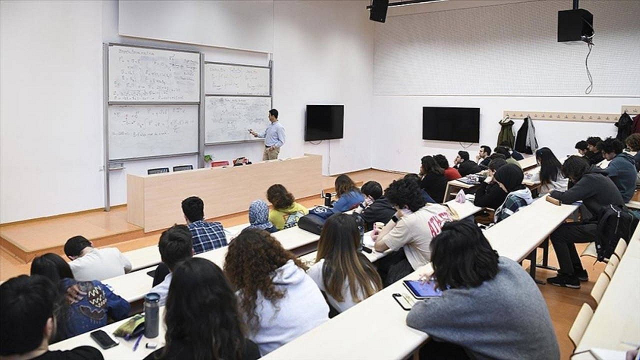 Türk öğrenciler yurtdışında yıllık 2,8 milyar dolar harcıyor