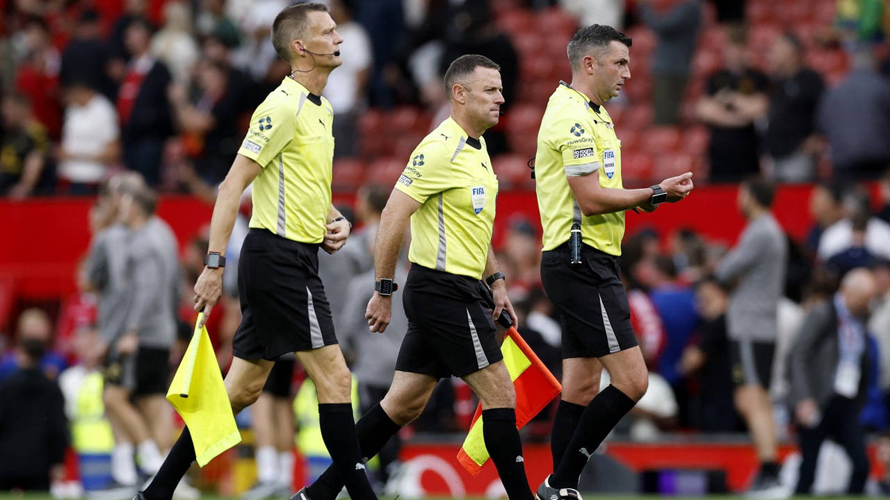 Türkiye - İtalya maçında hakem Michael Oliver görev alacak