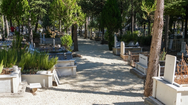 Uşak Belediyesi mezarlık yollarında bakım çalışması başlattı