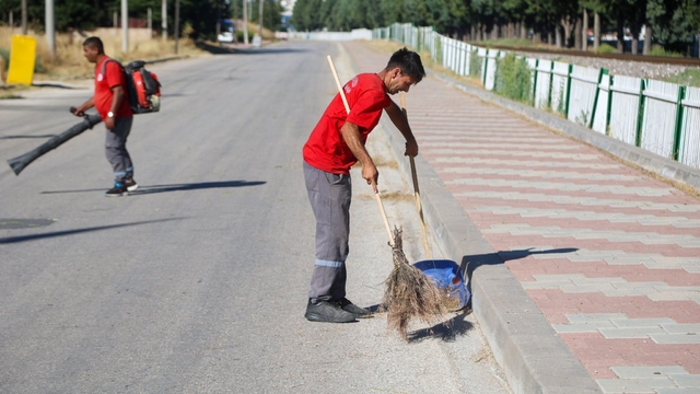 Uşak Belediyesi temizlik çalışmalarını sürdürüyor