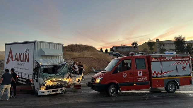 Uşak'ta itfaiye aracı ile kamyon çarpıştı: 1 ölü, 2 yaralı